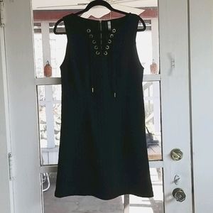 Knee-length sleeveless black lace up cable dress